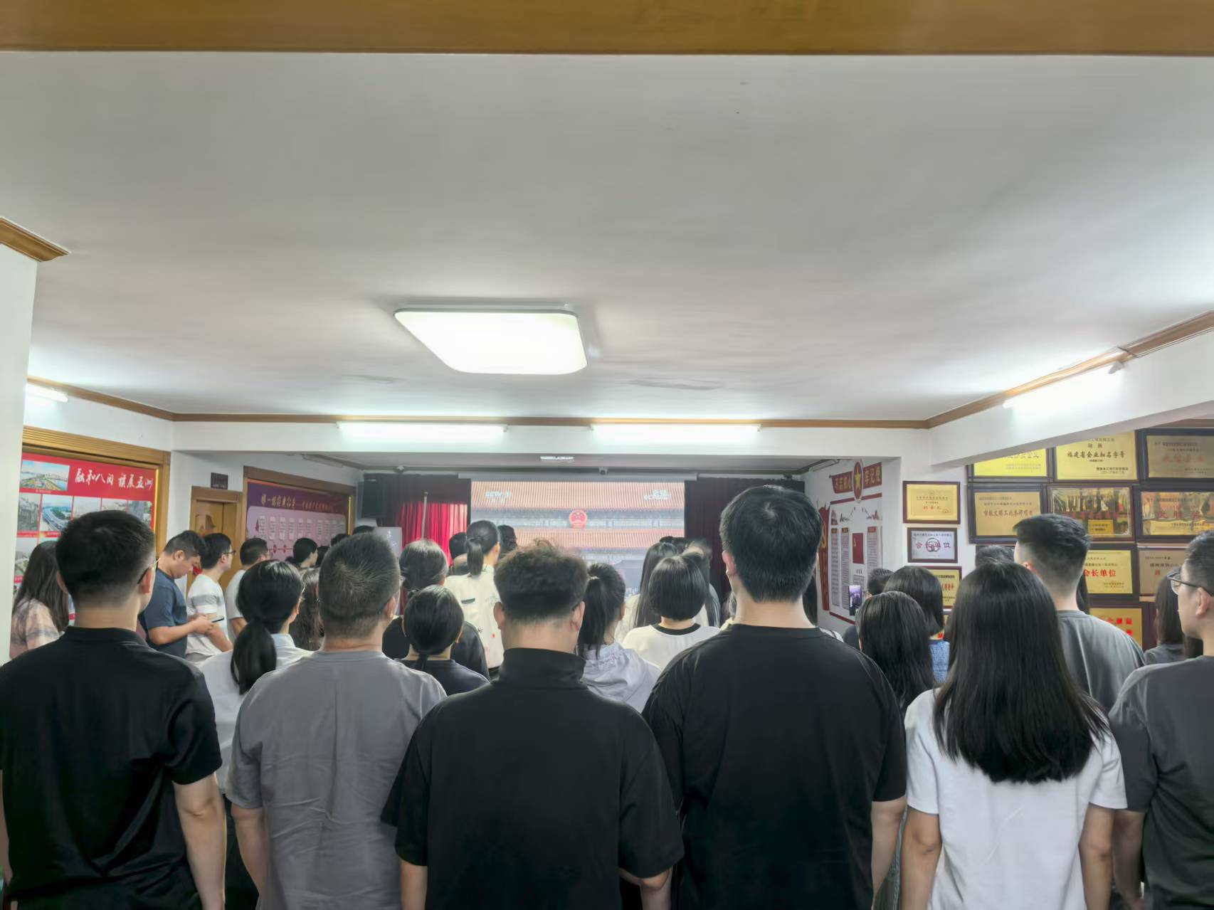 1756973259.jpg 总部升国旗.jpg